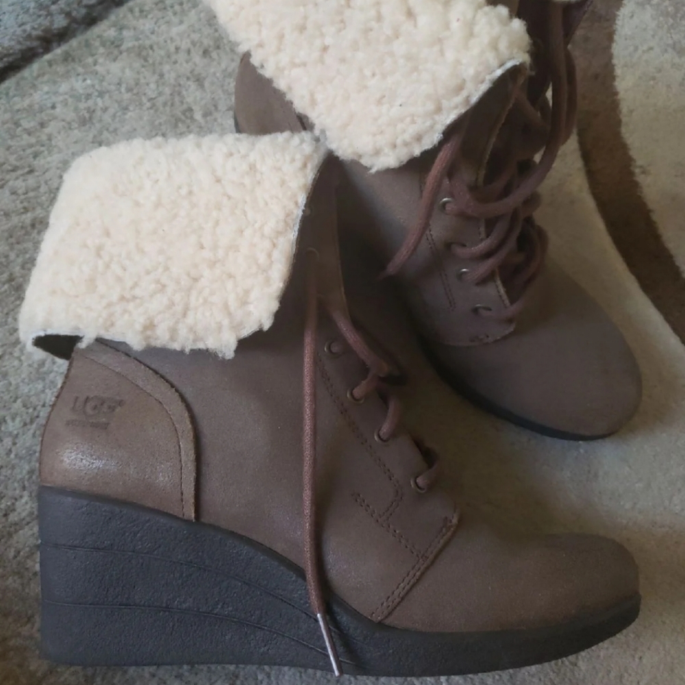 Ugg boots wedge like new! Size 8 brown warm